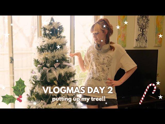 VLOGMAS EPISODE 2, PUTTING UP MY TREE 