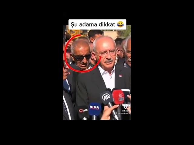 Kemal Kılıçdaroğlu konuşurken dayı burnunu karıştırıyor