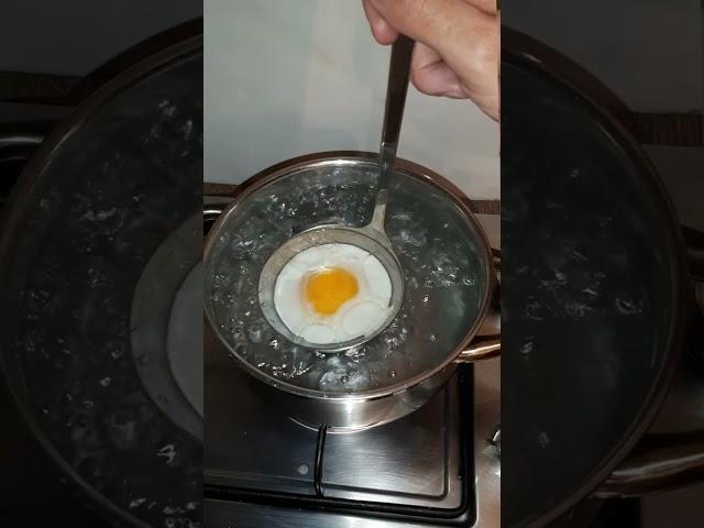 Простой и вкусный завтрак. Как приготовить яйцо Пашот без уксуса и плёнки #shorts