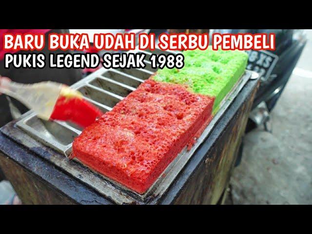 KUE PUKIS LEGEND PASAR GEDE YANG TAK PERNAH SEPI PEMBELI UNTUK BERBURU KULINER KHAS SOLO