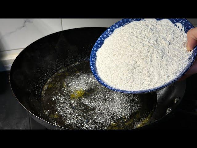 Pour the flour into the boiling water, and it will turn into delicious food instantly after eating i