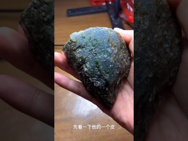 缅甸天然翡翠原石实战记录：莫西沙脱沙料，如果棉化开了，那就是爱情了