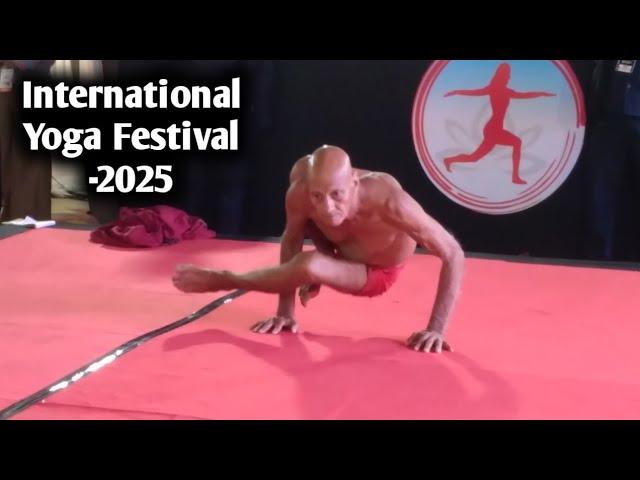 International Yoga Festival का जबरदस्त आयोजन देखने को मिला जिसमें हर प्रकार के योग हुये