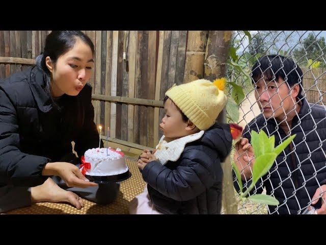 The silent love of her ex-husband.A single mother happily celebrates Christmas with her two children