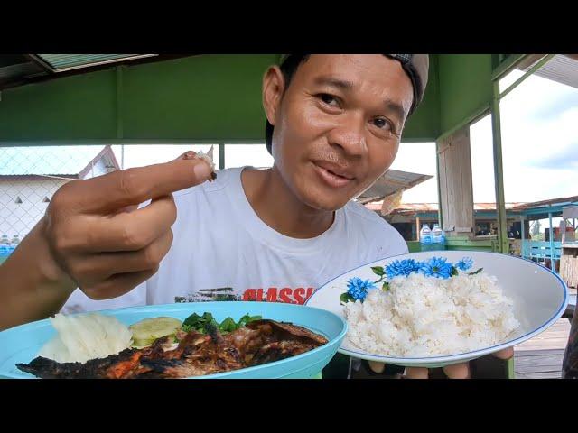 Makan masakan dayak, khas samuda