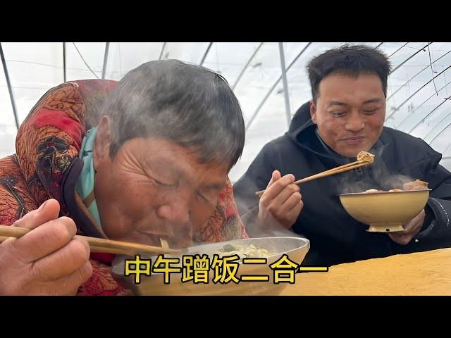 Big face still eats rice for lunch, meatballs and dumplings two-in-one, smeared with homemade chili