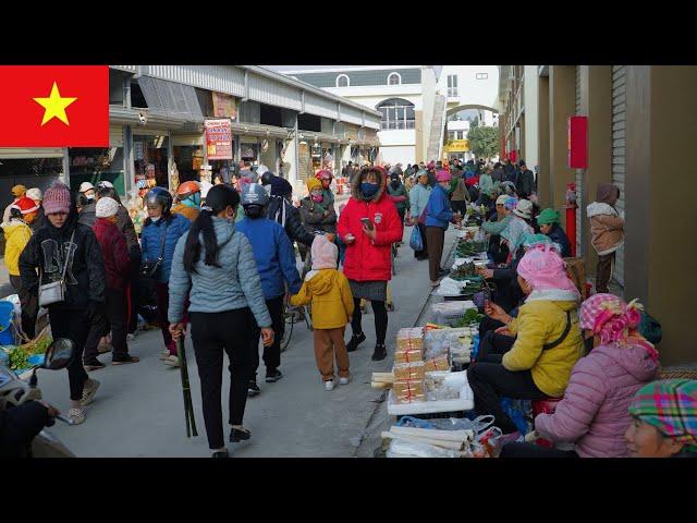 "Year-End Bát Xát Market: A Vibrant Scene of Local Culture and Traditions"