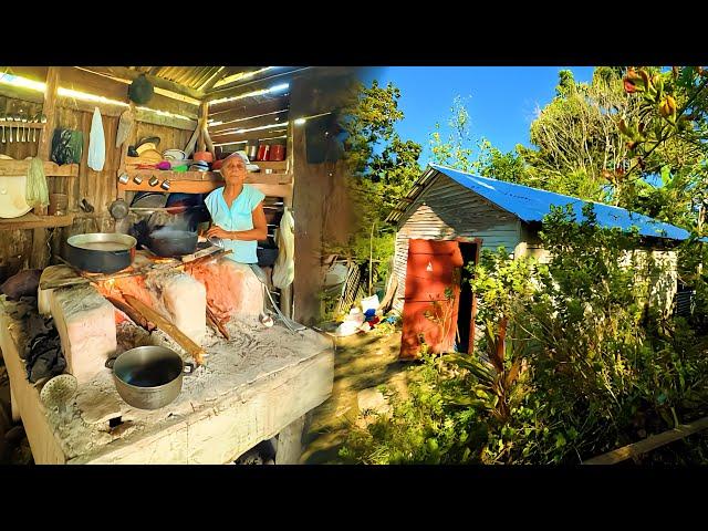 YA YIPE NO SE MOJA,PERO LA COCINA LE ESTá CAYENDO CASI ENCIMA.LA VIDA DEL CAMPO