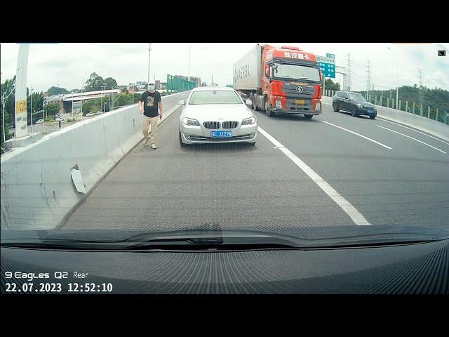 車CAM直擊 - 港車北上小心撞車黨，丟嘢到你車尾有撞擊聲再搶位到你車尾等你以為過線時撞車 粵LJ229W