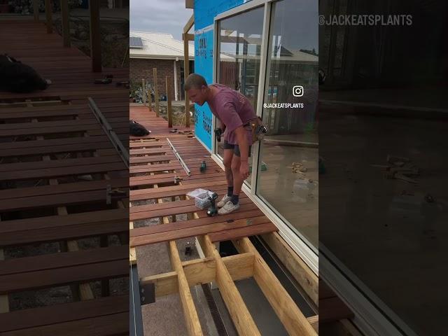 1 minute DIY deck build #tinyhouse #plaster #tradie #shorts