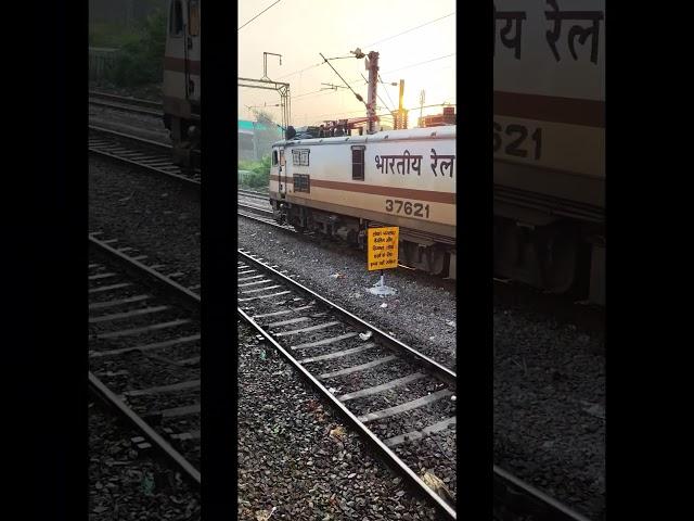 Entering Kanpur Central #railwayfanexpress #railwaysfan #expresstrain #highspeedtrain#passengertrain