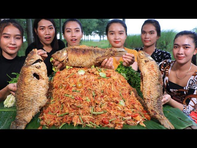 Wow amazing cooking fish crispy with papaya salad recipe - Cooking skill