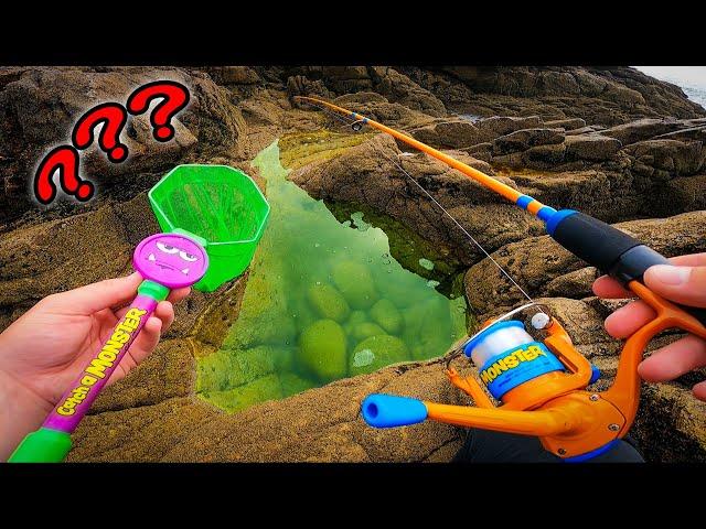 Je découvre ce trou étrange et pêche dedans avec cette canne pour enfant !!! ( Catch a Monster #1 )