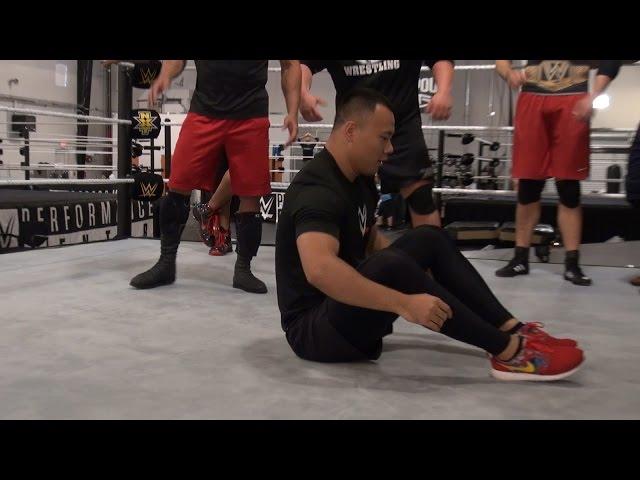 Bin Wang übt im WWE Performance Center Kip-Ups, 18. Juli 2016