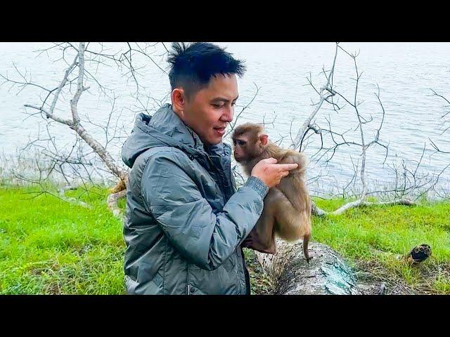 Monkey Kaka also knows how to act spoiled to get dad to hug him