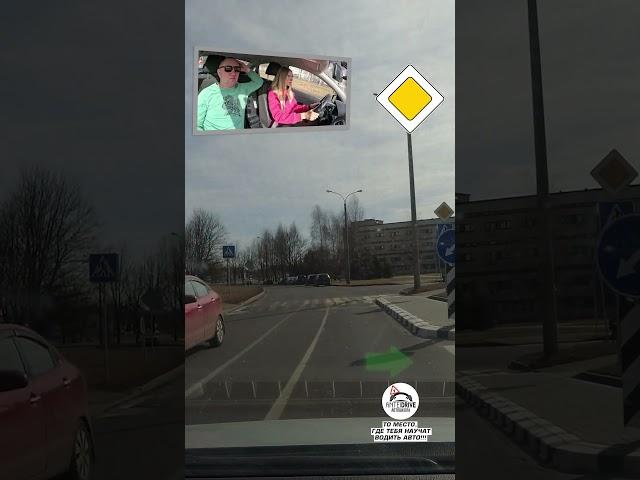 ПОВОРОТ НАПРАВО на перекрестке #вождение  #гаи #shorts #автошкола