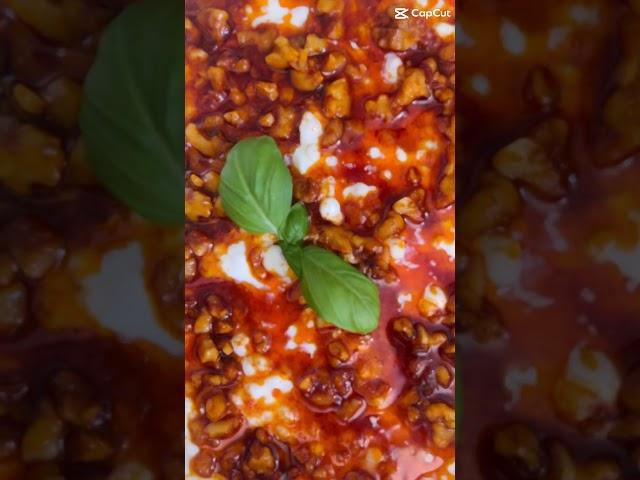 Yogurtlu kus kus salatası ceviz salca ve kirimizi biber soslu yaz aylarında