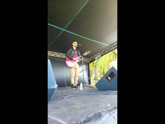 Hussnain Lahori Sings Old Skool @ Crumpsall Mela