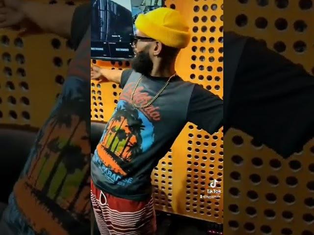 LA POSE MAS COMPLICADA DE ARCANGEL LA MARAVILLA