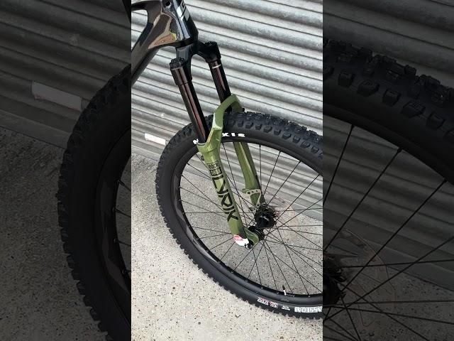 2024 RockShox Lyrik Ultimate Charger 3 MTB Fork in Green 1
