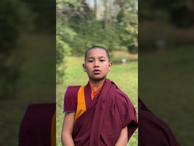 གསེར་གྱི་སྒྲོམ་བུ་གླེང་བ།