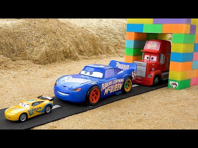 Rescue the cars truck from the magic gate with the police cars - Toy car story