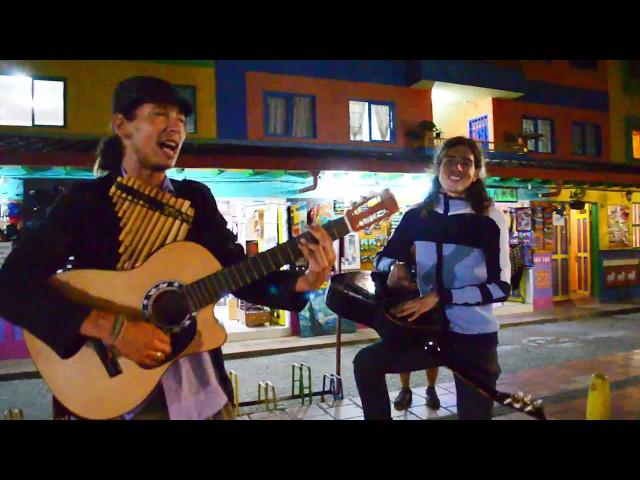 Un noche en la Plazoleta de los Zócalos en Guatape.