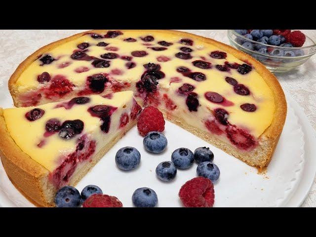 Berry pie with sour cream filling