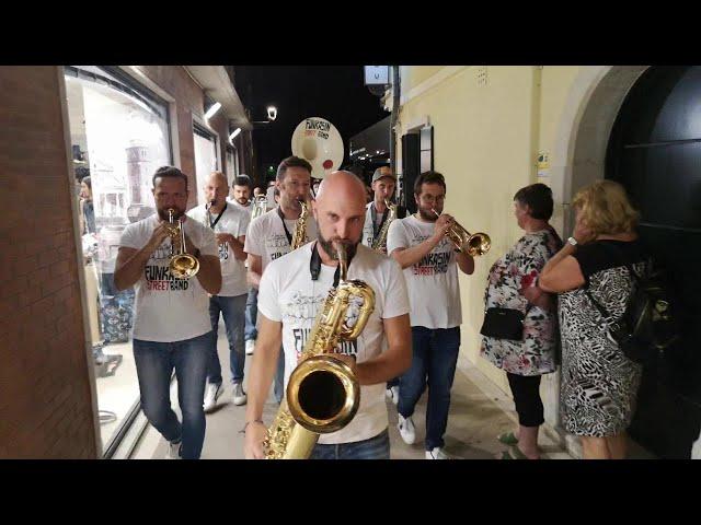 Caorle, la marcia musicale della Funkasin Street Band è trascinante