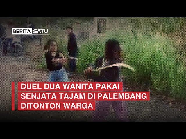 Duel Dua Wanita Pakai Senjata Tajam di Palembang Ditonton Warga