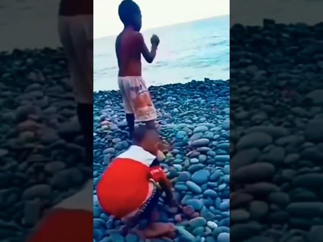 gak sengaja kelempar batu hahaha #shorts #ytbabahngabako