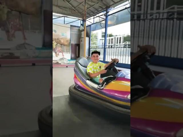катаемся на машинках в парке тополя