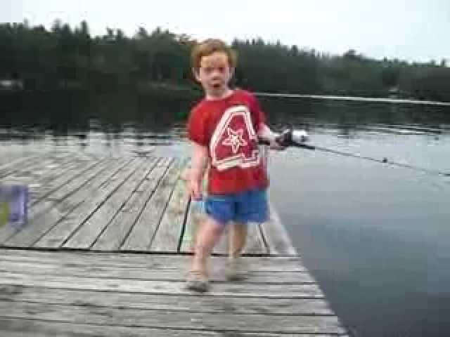 Un petit garçon pêche un poisson en un temps record !!!!!