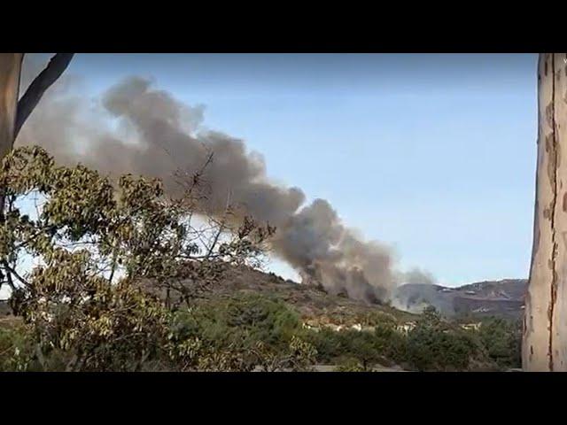 Fire crews battling brush fire in Rancho Bernardo, structures threatened (9:30 a.m. update)