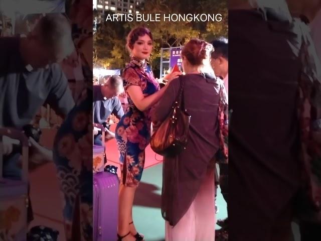 Artis Cantik bule Hongkong tetap murah senyum walau yang mengambil video seorang helper