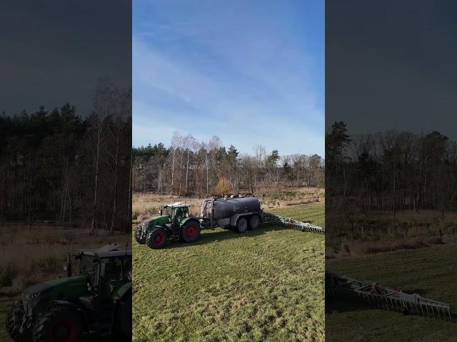 FENDT 930 mit ein Wienhoff Fass & BOMECH Schlitzgestänge am Gärreste ausbringen