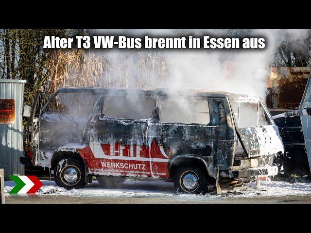 Alter T3 VW-Bus brennt in Essen aus