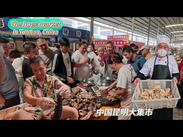 A huge market in Kunming, China, with street food gathering/4k