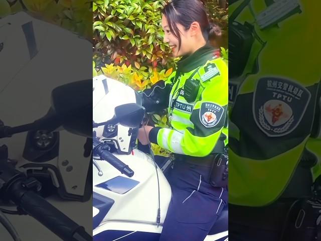 人美心善的兔子警官笑起來好甜 #執勤交警 #正能量 #英姿颯爽 #李語蔚 #兔子警官