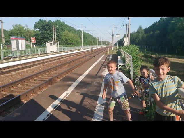 Дети впервые увидели Сапсан на скорости 200 km/h The children saw the train for the first 孩子们看到了火车