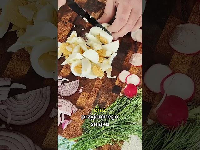 Błyskawiczna sałatka z chrupiącym ogórkiem, rzodkiewką i jajkami  #przepis  #pyszne  #food