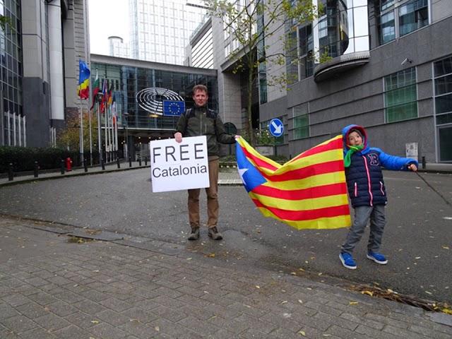 3 pitufies a Brussel for a free Catalunya