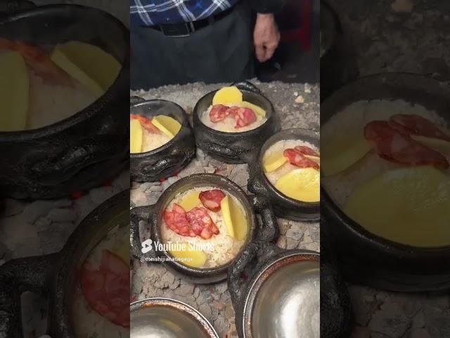 重庆街头的炭烤砂锅饭15一份，还有十几种小菜无限续太过瘾了！ #路边摊美味 #街头美食 #街边小吃