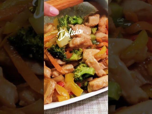 Pollo salteado con brócoli y verduras 