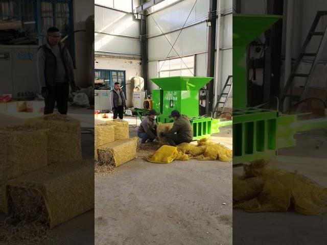 Fully automatic straw briquetting machine, which can be equipped with a conveyor belt for feeding.
