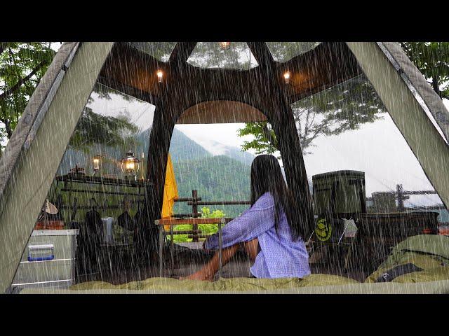 Camping in the rain alone in a one-touch tent completed in 1 minute
