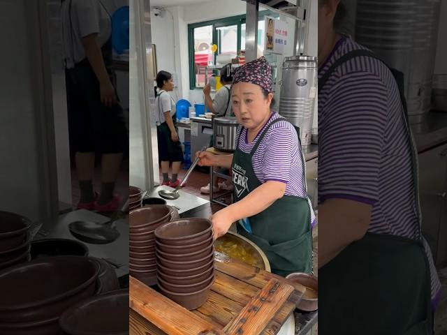 종로 송해길 소문난집 단돈 삼천원에 마음 따뜻해지는 맛집인사동 낙원상가 오랜세월이 담긴 국밥 집이며우거지 해장국  공깃밥 포함 3,000원 입니다