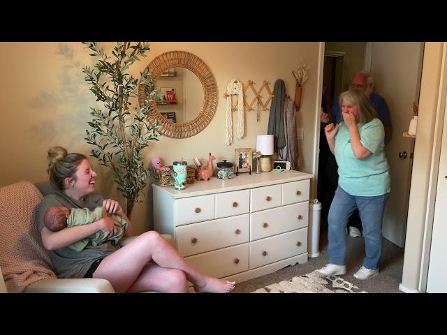 New Mother Surprises Great Grandmother With Baby - 1276689