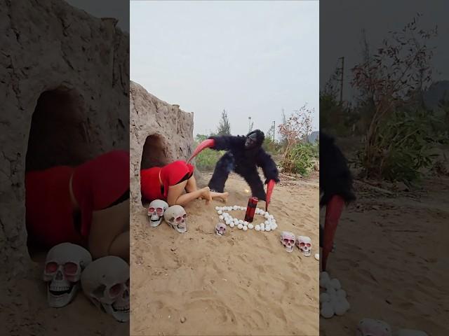 Giant Gorilla Monster Attacks 2 Young Girl