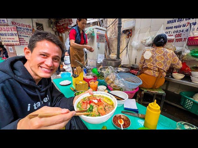 $2 Vietnamese Street Food - First Time Trying This Amazing Dish!